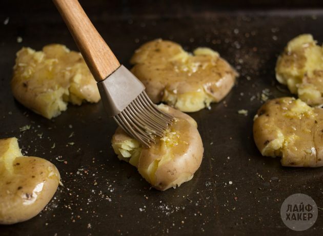 Kako kuhati pečen krompir v pečici: Vse premažite s česnovim oljem