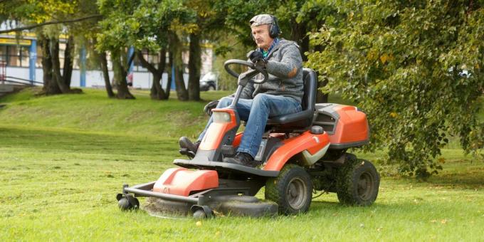 kako kositi travo na deželi: kolesarji in mini traktorji