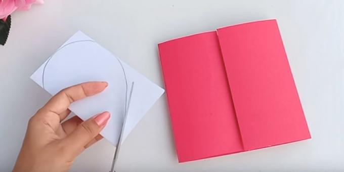 Rojstni dan kartica z lastnimi rokami: barve na eni strani belega papirja srca in narežemo vzdolž obrisa