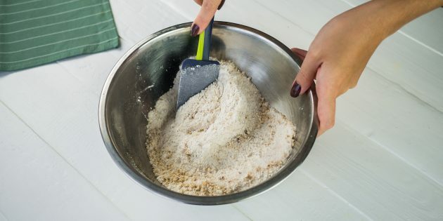 Hruškova in orehova pita: mešajte suhe sestavine, dokler niso gladke