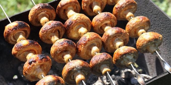 Kaj kuhati na prostem, razen za meso: kebab z gobami v kislo smetano in česen marinadi