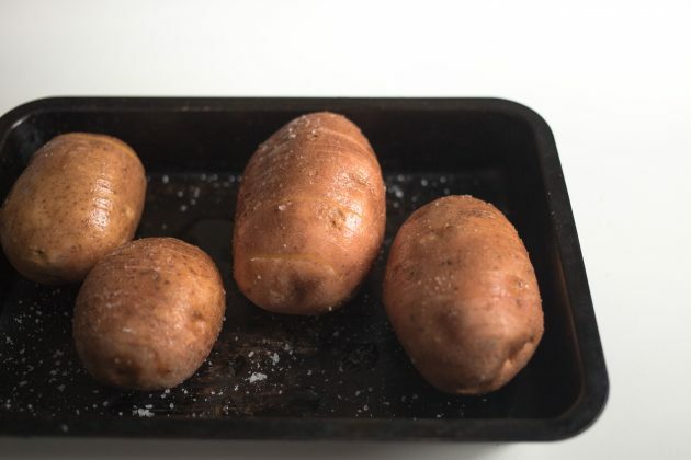 Pošljite krompir hasselbeck v pečico
