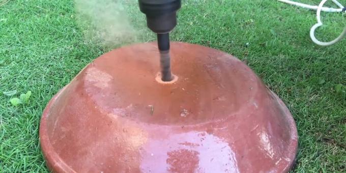 Kako narediti fontano DIY: izvrtajte luknjo v srednjih in majhnih ploščah