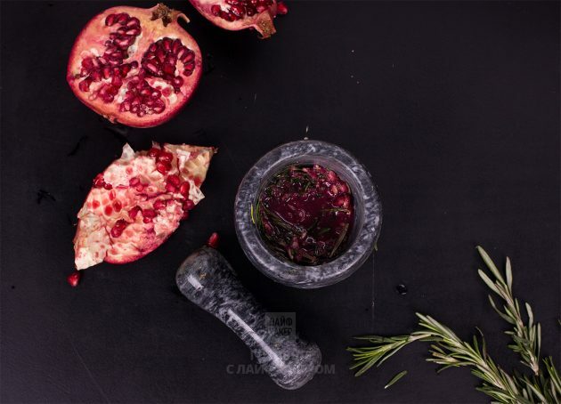 Koktajl z granatnim jabolkom s šampanjcem in rožmarinom: ločeno zmeljemo granatno jabolko in rožmarin