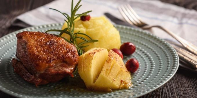 Duck v pečici Recepti: Kako pripraviti Račje prsi z jabolki