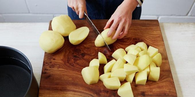 Kako in koliko kuhati očistiti krompir