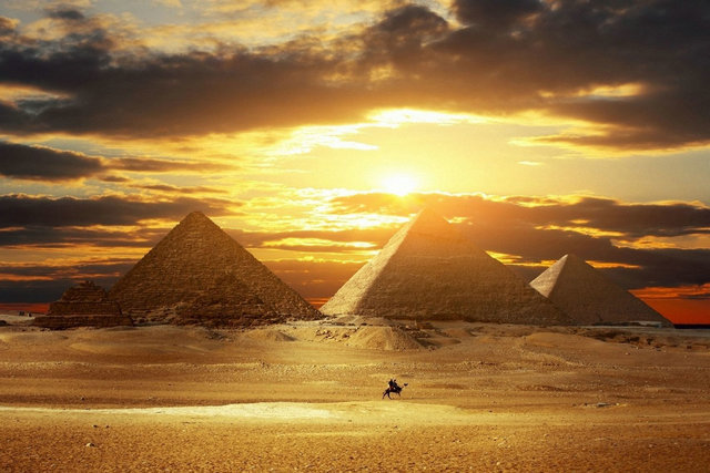 Sončni zahod v Egiptu na piramide