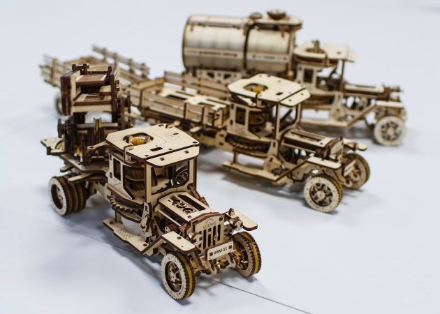Pregled UGEARS oblikovalec: lesen tovornjak, ki gre brez baterij