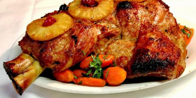 Svinjina v pečici: Svinjska šunka z ananasa, mandlji in suhe slive