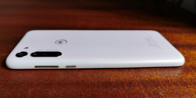 Motorola Moto G8: oblikovanje in ergonomija