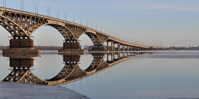 Znamenitosti Saratova: most čez Volgo