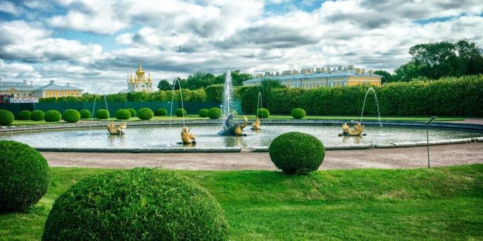Lepih krajev v Rusiji. Peterhof