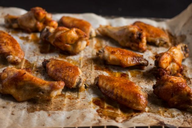 Hrustljava krila v pečici so kuhana pri 210 stopinjah