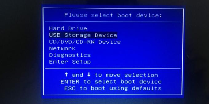 Če želite konfigurirati BIOS za zagon z bliskovnega pogona USB, izberite postavko USB Storage Device