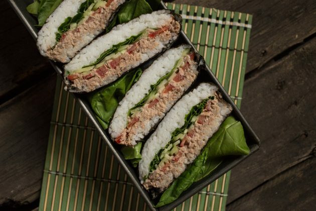 Klasični suši sendvič onigirazu lahko postrežemo s sojino omako ali brez