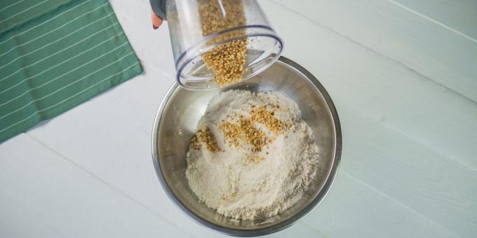 Kako pripraviti hruška kolač: vmešajte sesekljane orehe