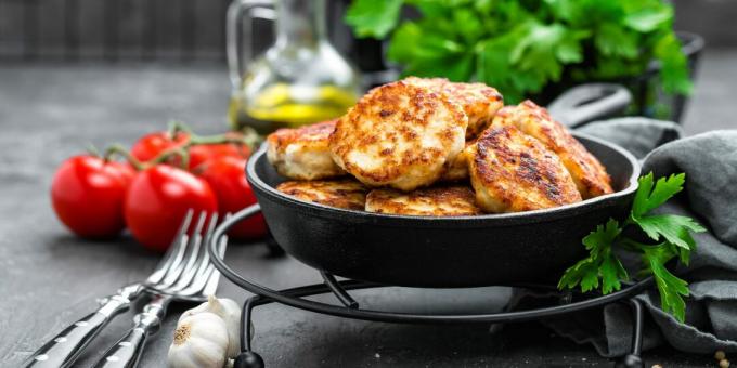 Sesekljani piščančji kotleti s kruhom v pečici: preprost recept