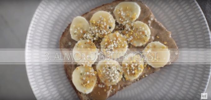 toast recept z orehovim paste, banane in čebelji cvetni prah
