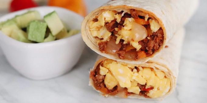 Burrito z umešana jajca in chorrizo