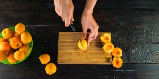 Marelice in pomarančna marmelada: marelice narežemo