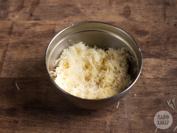 Kako narediti krompirjev quiche: narežite krompir