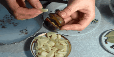 Recept: Piklane slive polnjene s česnom