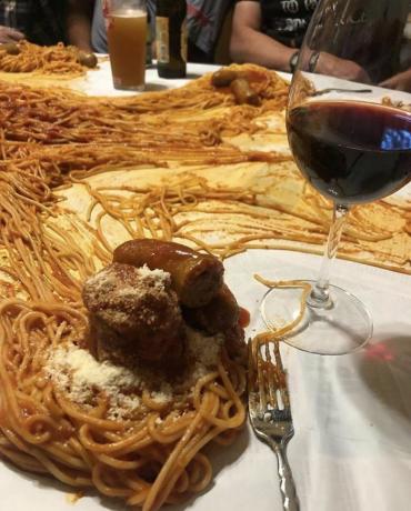 špageti na mizi