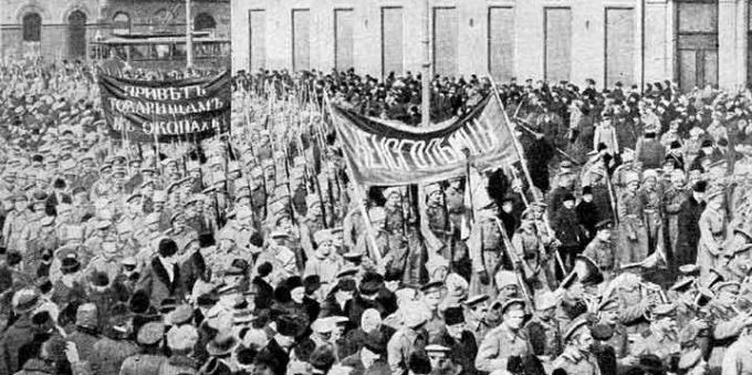 Zgodovina ruskega imperija: februarska revolucija. Demonstracije vojakov v Petrogradu februarskih dni. 