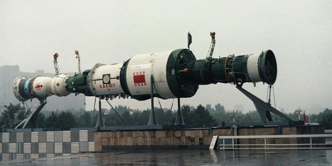 Model postaje Salyut-7 pred enim od paviljonov VDNKh v Moskvi, 1985