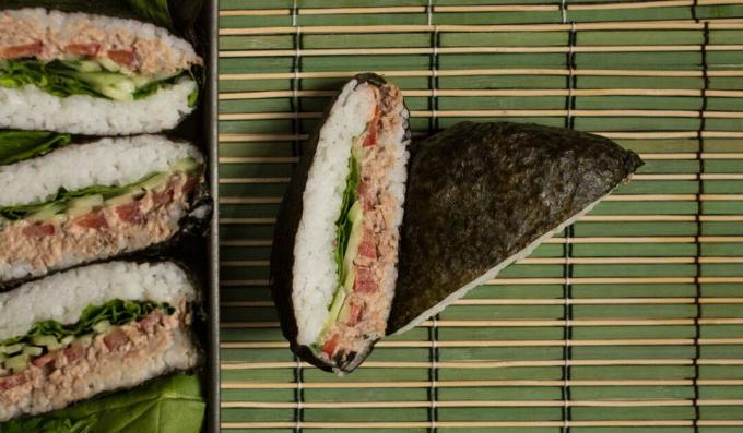 Klasični suši sendvič onigirazu s tuno in špinačo