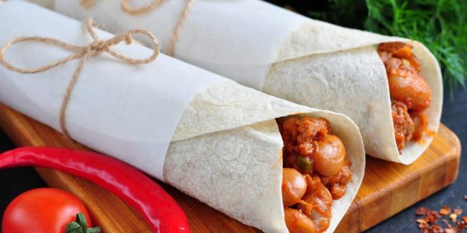 Burrito s piščancem, fižolom in paradižnikom