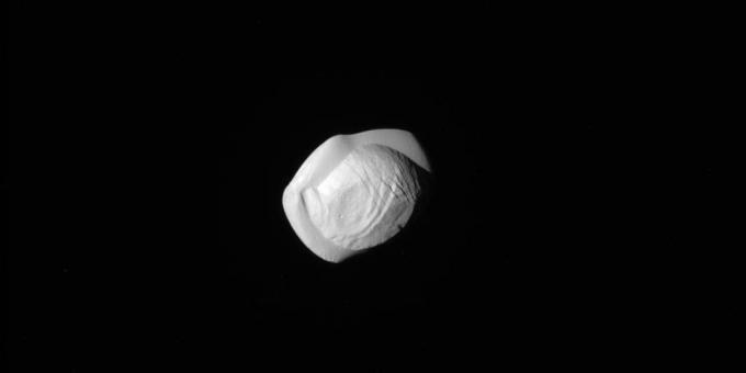 Foto prostor: cmok v orbito Saturnovo