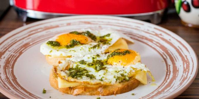 Jajca s pestom – odličen zajtrk v 5 minutah