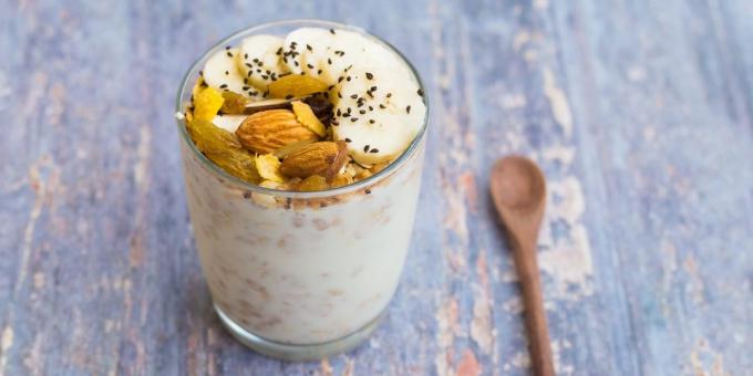 kaj jesti pred treningom: jogurt z orehi in banano