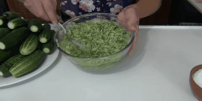 Recept kumare kumare: Dodaj nariban zelenjave sol in dobro premešamo