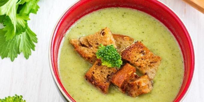 Zelena juha z brokolijem in kruhove kocke