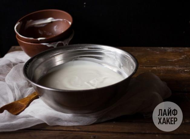 Domač sveži sir: zmešamo kislo smetano in jogurt