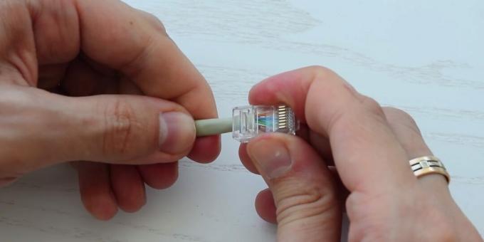 Kako stisnite kabel zvit par: nataknite konektor
