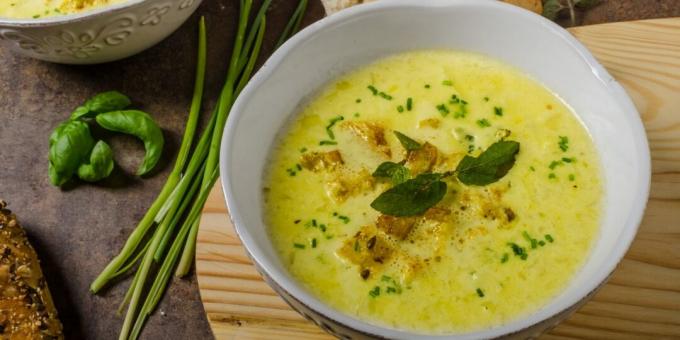 Čebulna juha s topljenim sirom