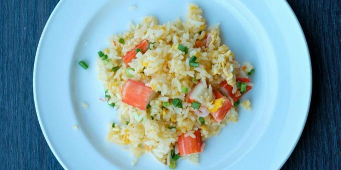 Pečen riž z rakovimi palicami in jajci