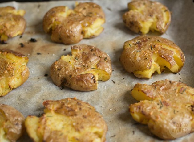 Kako kuhati pečen krompir v pečici: krompir položimo na pekač