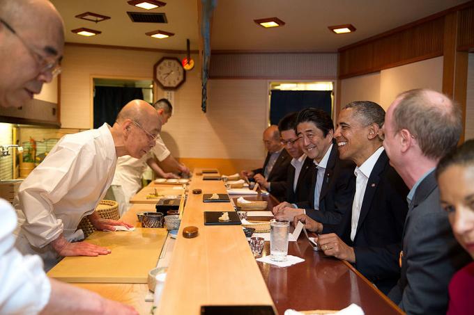 Jiro Ono in Barack Obama. Z Bela hiša iz Washingtona, DC - P042314PS-0082, Public Domain, https://commons.wikimedia.org/w/index.php? curid = 34426375