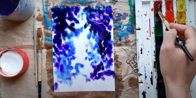 Kako poslikati prostor z akvarelom: pobarvaj vijolične in modre poteze