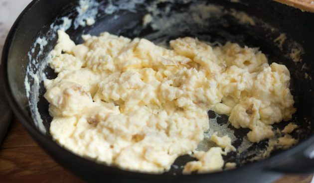 Quesadillas s sirom, vekom, gorčico in umešanimi jajci: pripravite umešana jajca