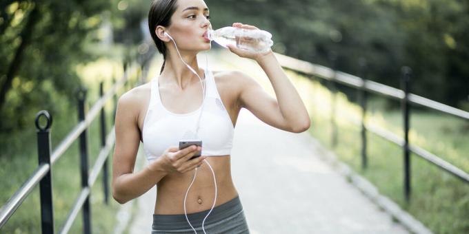 Pred vadbo popijte dovolj vode