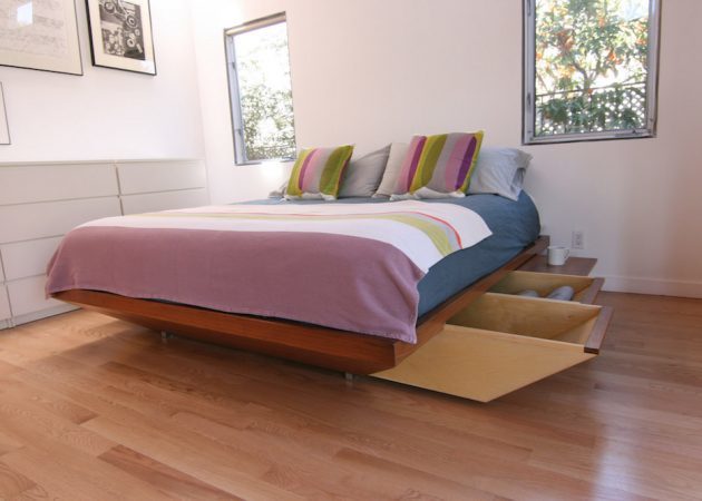 Majhna soba: postelja desno