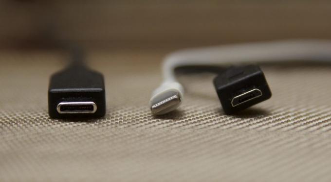 Od leve proti desni: USB Type-C, Lightning, mikro USB