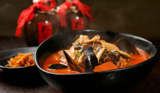 Korejska začinjena juha z rezanci z morskimi sadeži
