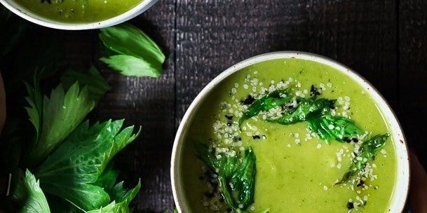 Zelena juha s krompirjem in zelišči