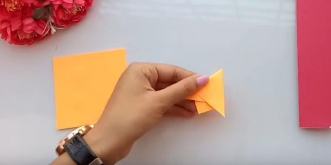 Izrežite papir treh različnih barvah, dva identična majhen kvadrat